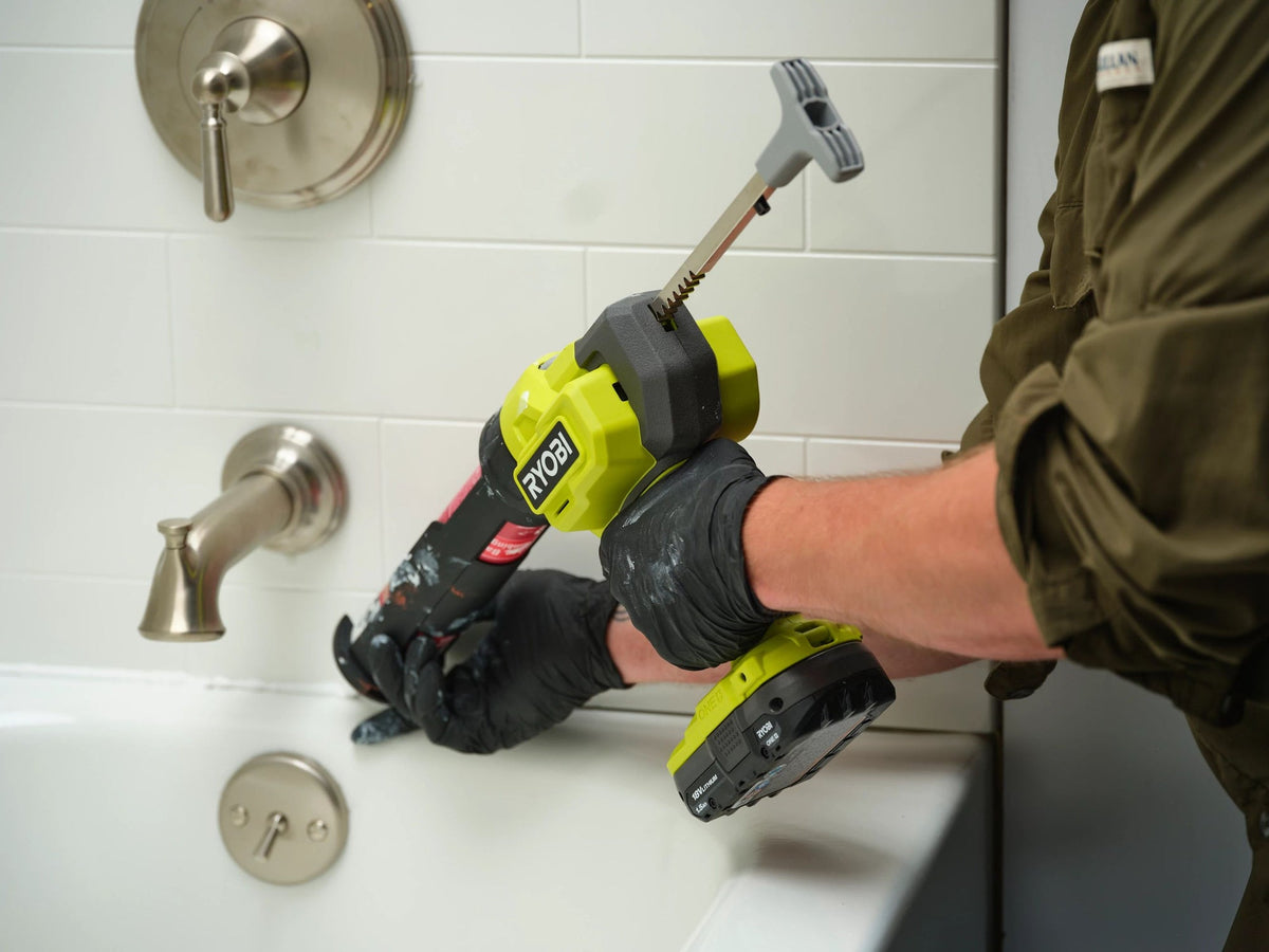 18V ONE+ 10 OZ. CAULK AND ADHESIVE GUN KIT | RYOBI
